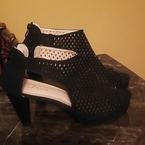 Heels - Picture 1 of 5